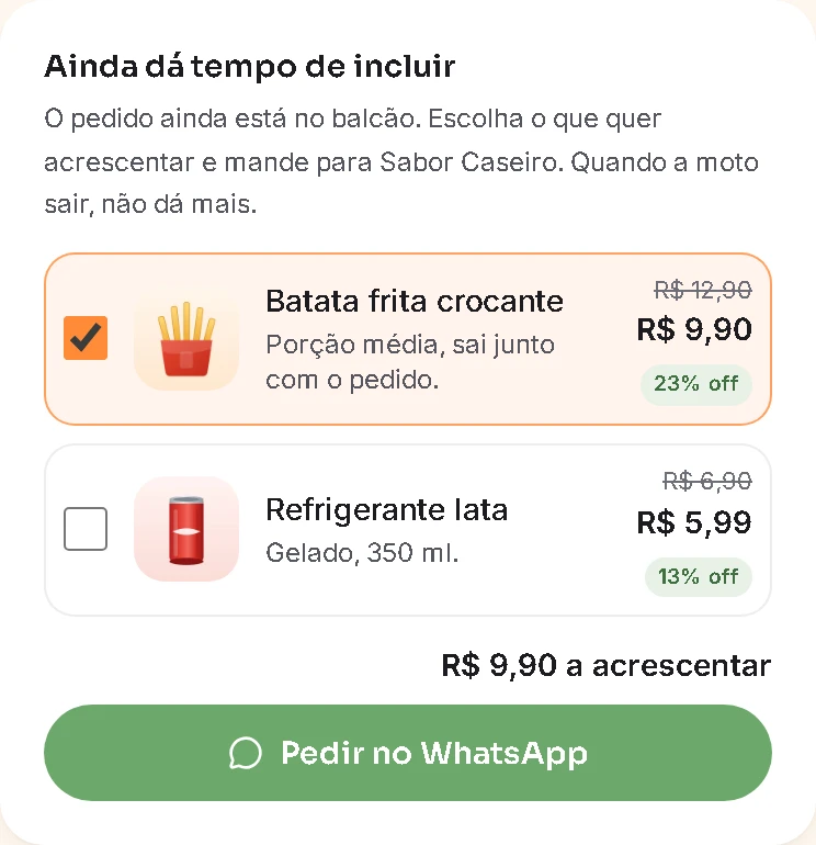 Tela do cliente com dois itens para acrescentar ao pedido: batata frita por R$ 9,90 com 23% de desconto e Coca-Cola lata por R$ 5,99, e o botão de pedir no WhatsApp.
